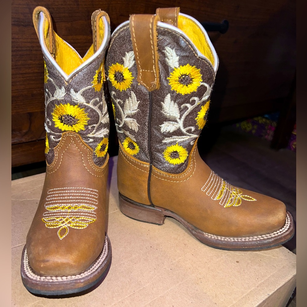 ❌SOLD❌ Girls Sunflower Cowboy Boots